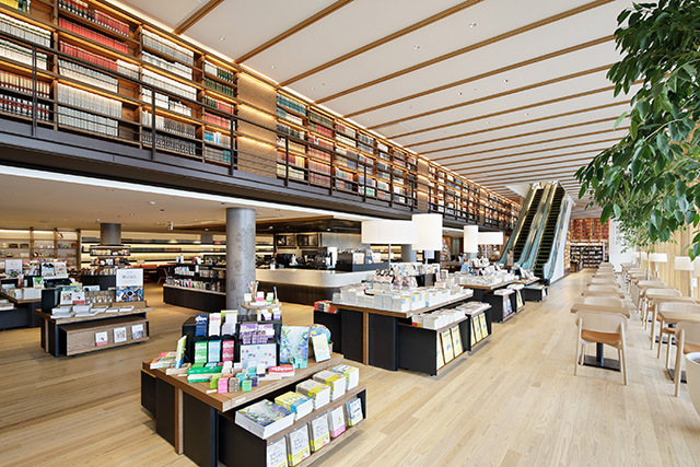 書店やカフェスペースなどが併設/和歌山市民図書館(和歌山県)