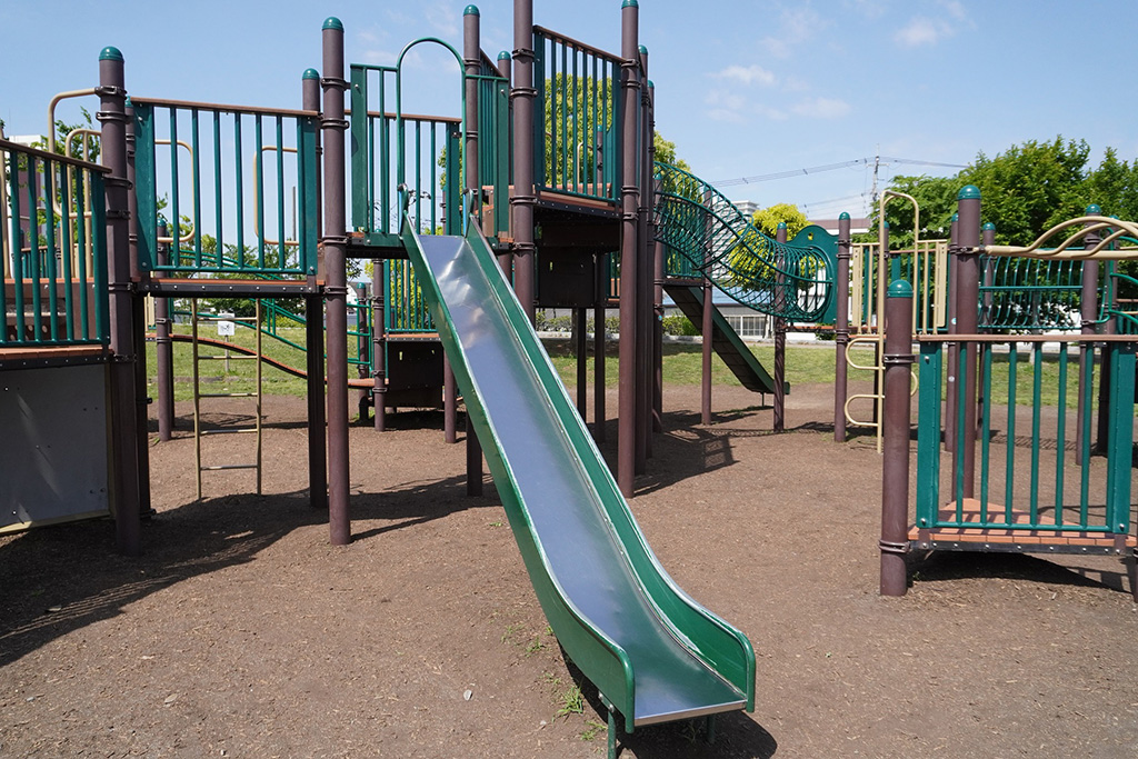 大型複合遊具の滑り台/新田さくら公園(東京都/足立区)