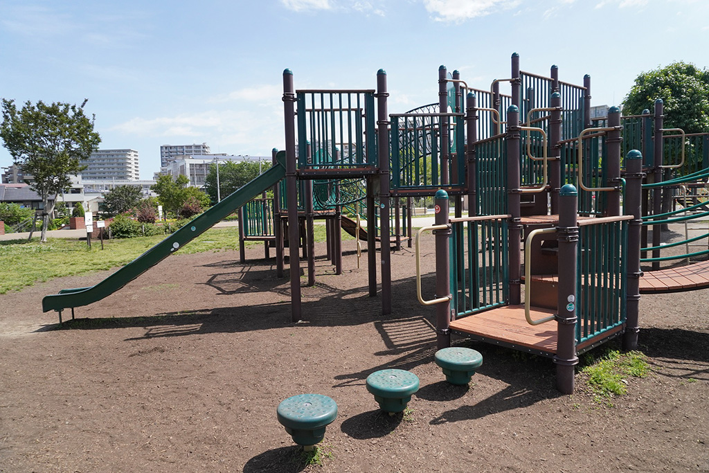 大型複合遊具のステップ/新田さくら公園(東京都/足立区)