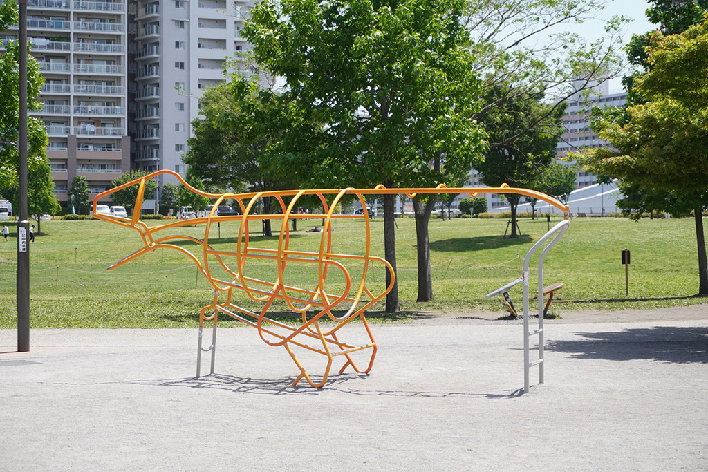 恐竜を模した遊具/新田さくら公園(東京都/足立区)