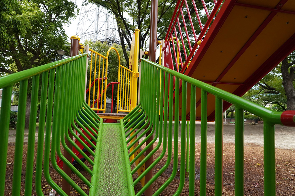 複合遊具の手すり付きスロープ/陣川戸公園(東京都/足立区)