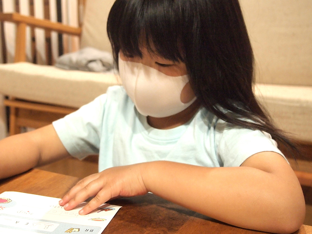 マスクをする子ども