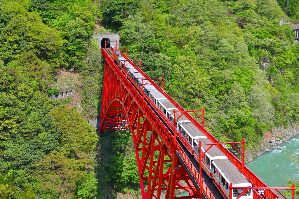 黒部峡谷とトロッコ電車(富山県)