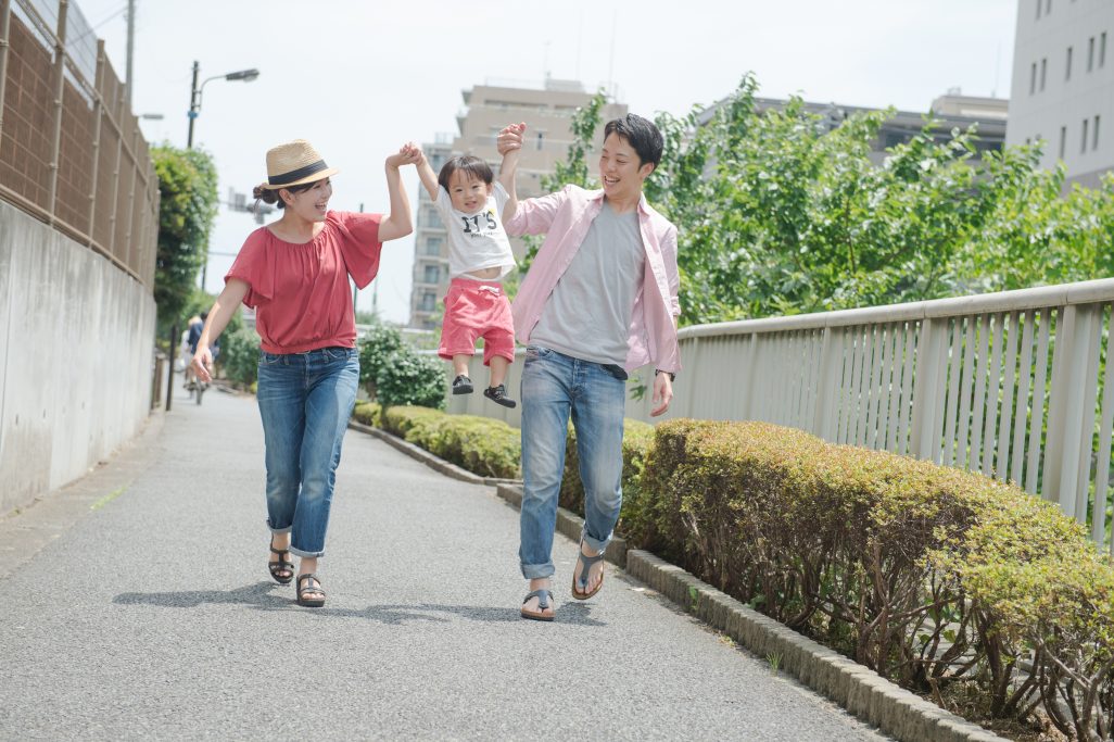 おでかけする家族