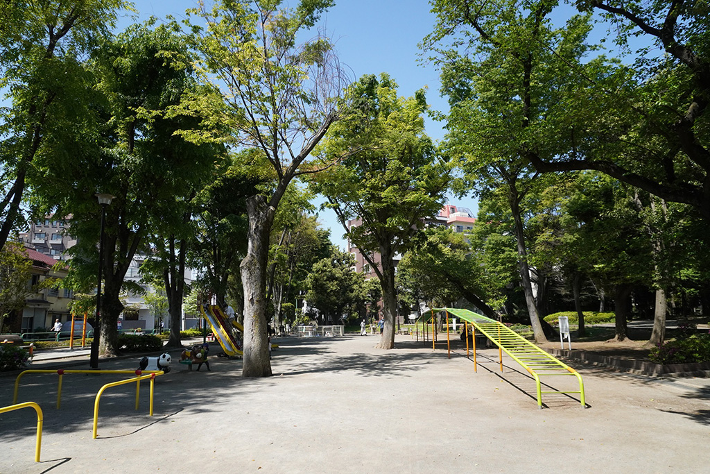 「遊具広場」の巨大太鼓はしご/世田谷公園(東京都/世田谷区)