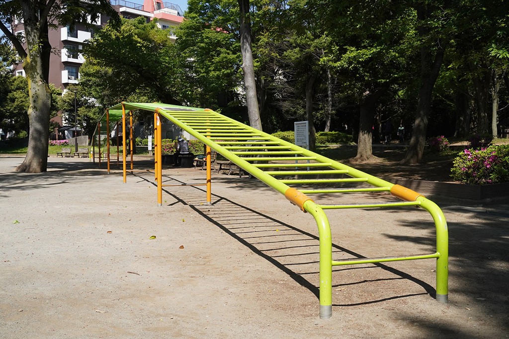 「遊具広場」の巨大太鼓はしご/世田谷公園(東京都/世田谷区)