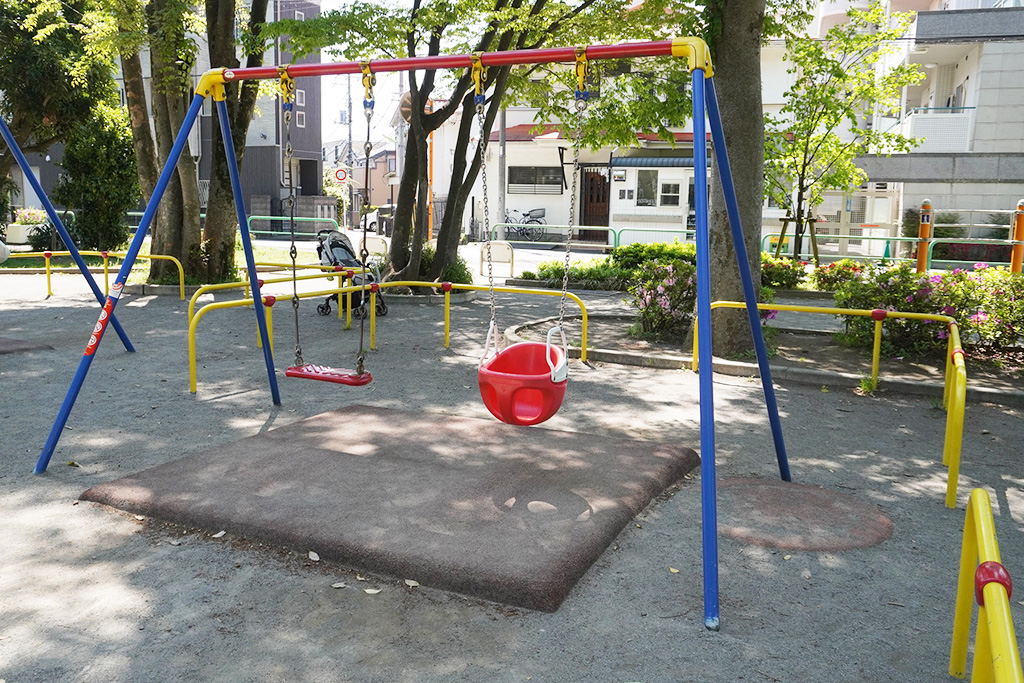遊具広場のブランコ/世田谷公園(東京都/世田谷区)
