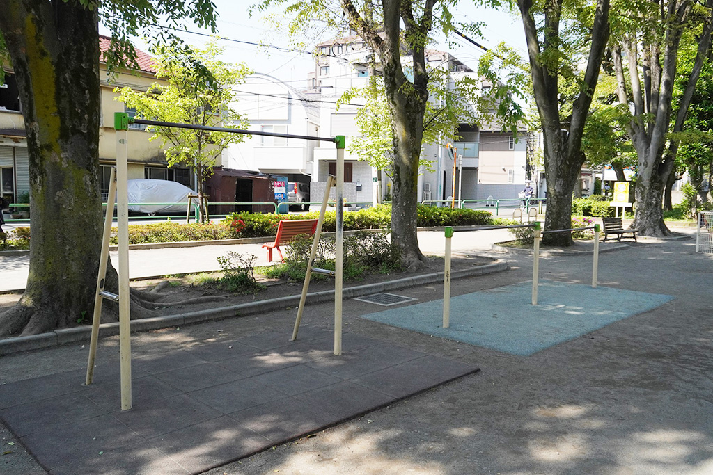 遊具広場の鉄棒/世田谷公園(東京都/世田谷区)