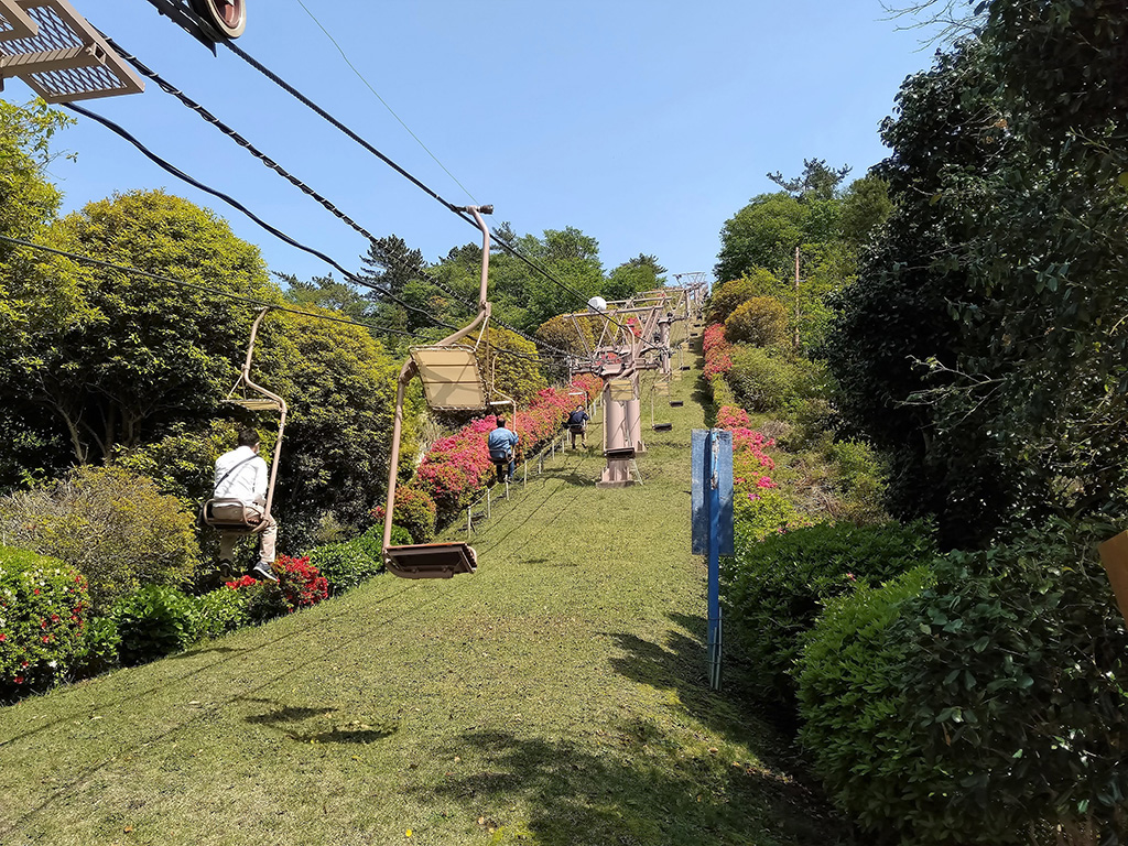 山頂に繋がるリフト/恐竜広場(小室山公園内)(静岡県/伊東市)