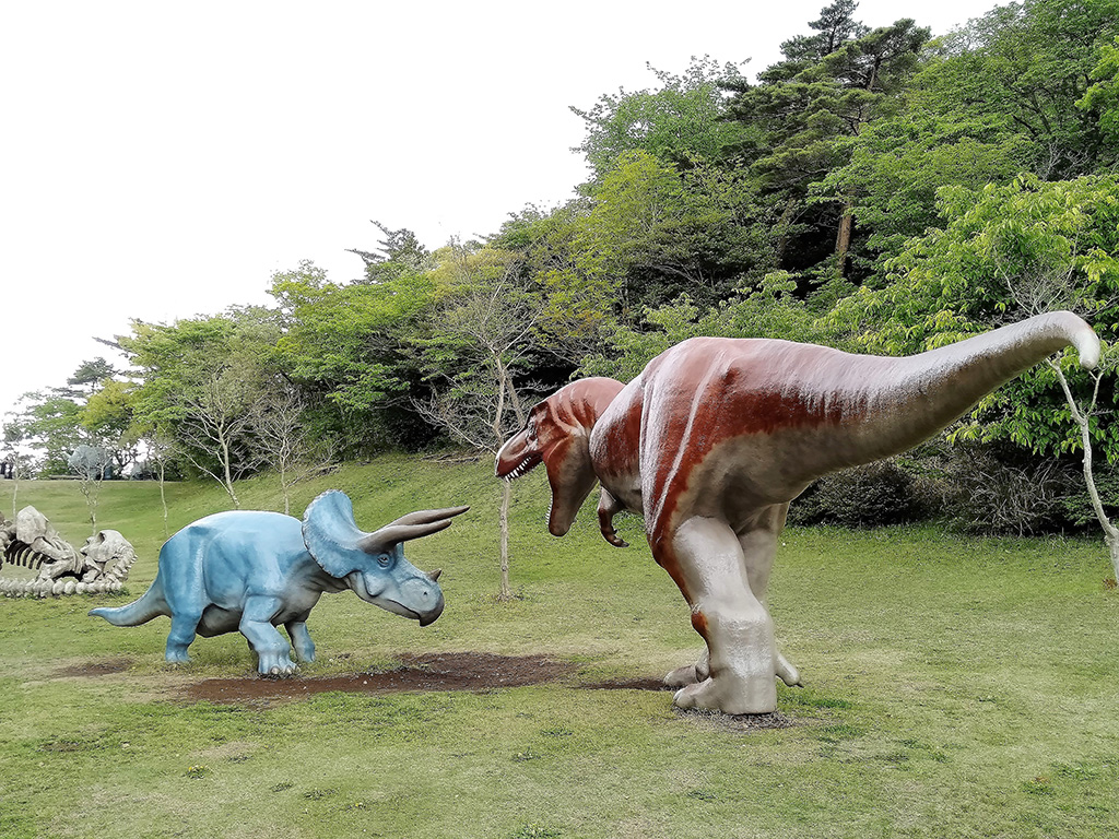 トリケラトプスとティラノサウルスのオブジェ/恐竜広場(小室山公園内)(静岡県/伊東市)