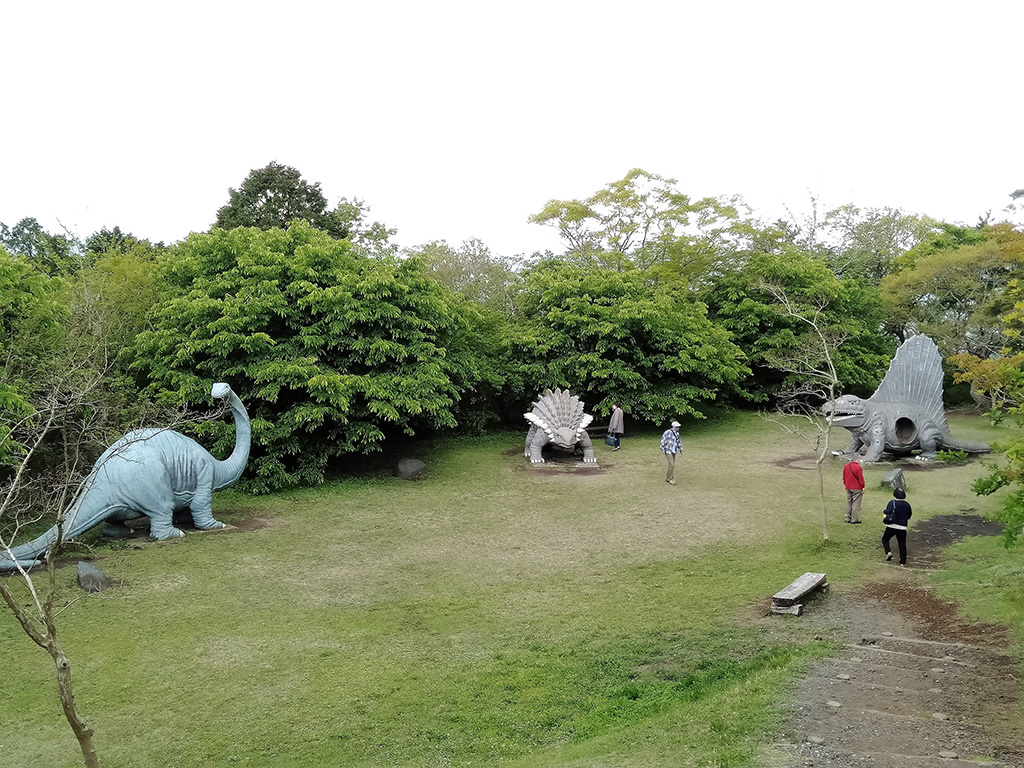 ディメトロドンやアンキロサウルスなどのオブジェ/恐竜広場(小室山公園内)(静岡県/伊東市)