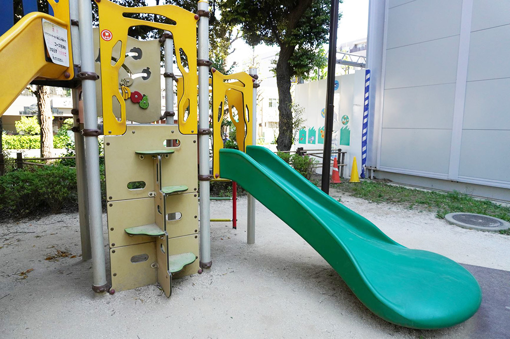傾斜が緩やかな滑り台/蚕糸の森公園(東京都/杉並区)