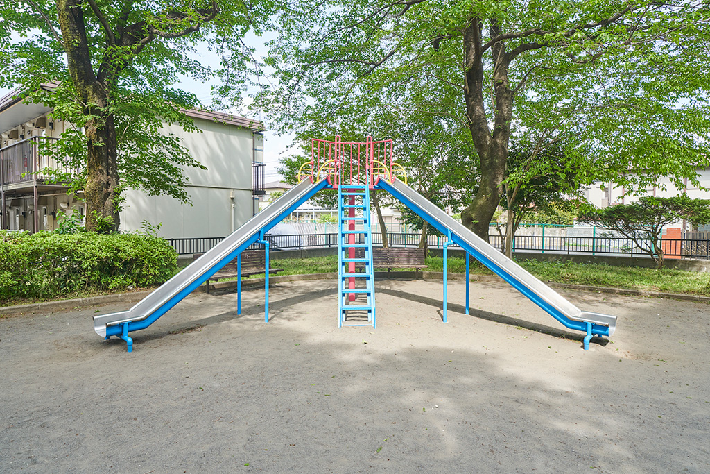 東遊具広場のすべり台/小平中央公園(東京都/小平市)