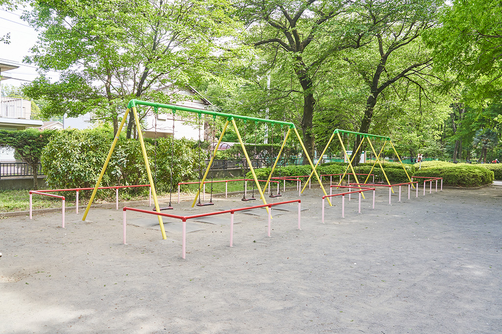 東遊具広場のブランコ/小平中央公園(東京都/小平市)