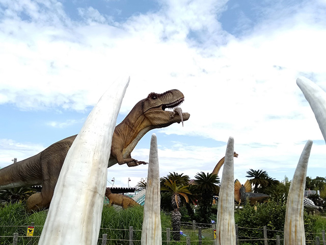 獲物を食べるティラノサウルス/伊豆ぐらんぱる公園(静岡県/伊東市)