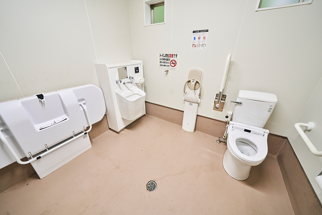 おむつ交換台、ベビーキープ、幼児用便座を備えているトイレ/芹ヶ谷公園(東京都/町田市)