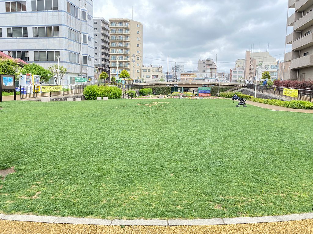 芝生広場/大横川親水公園(東京都/墨田区)