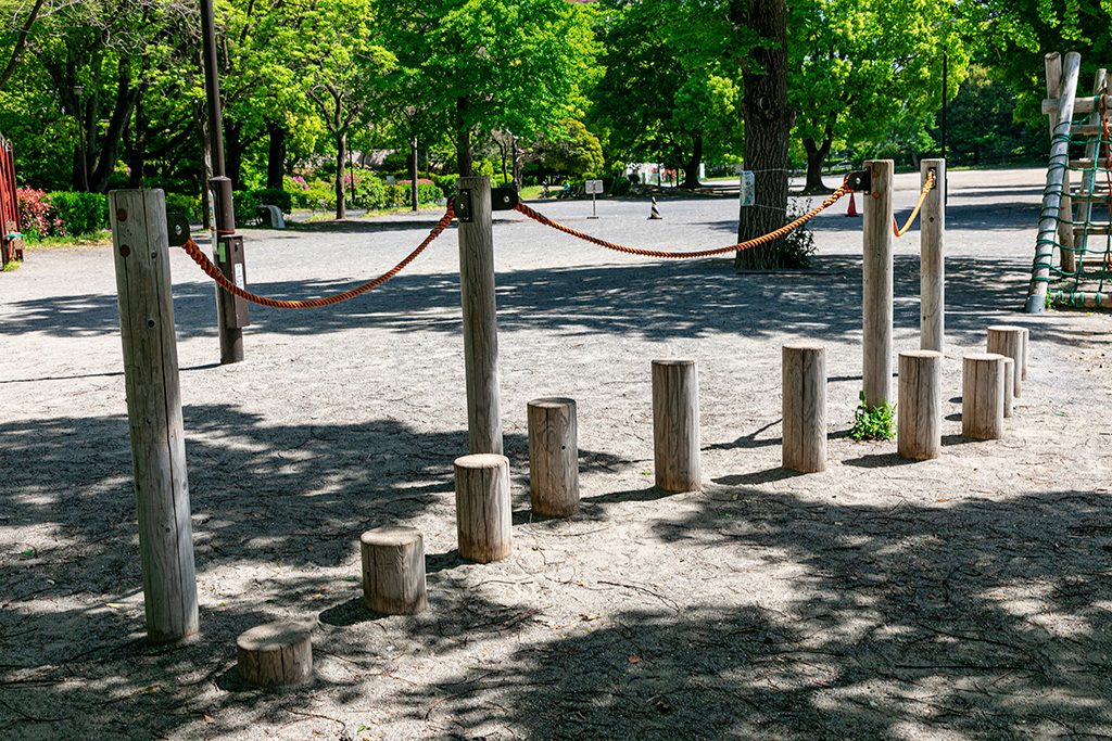 「アスレチック広場」の丸太/戸山公園(東京都/新宿区)
