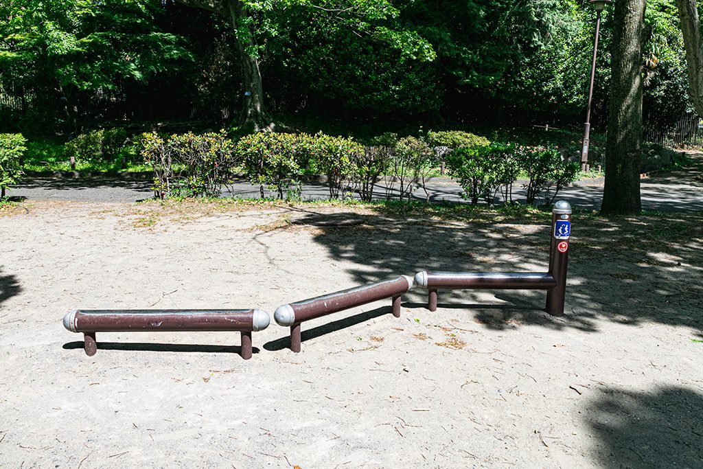 「アスレチック広場」の横跳び越し/戸山公園(東京都/新宿区)