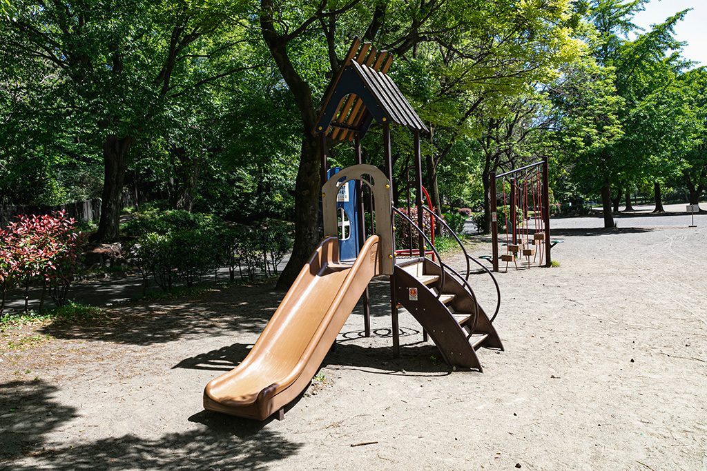 「アスレチック広場」の滑り台/戸山公園(東京都/新宿区)