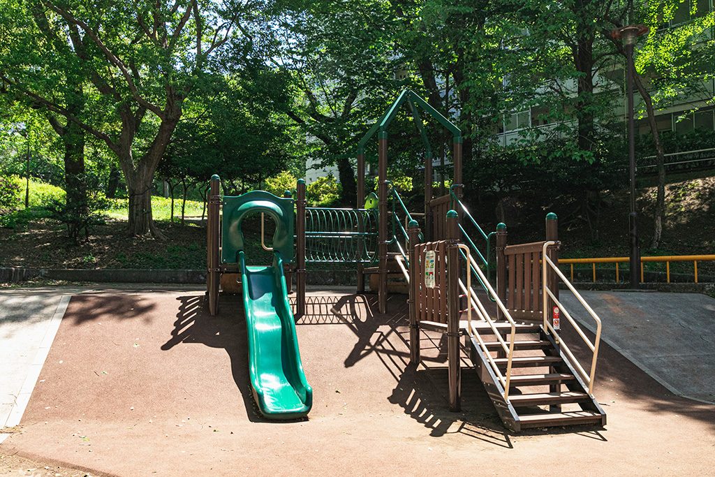 「児童コーナー」の複合遊具/戸山公園(東京都/新宿区)