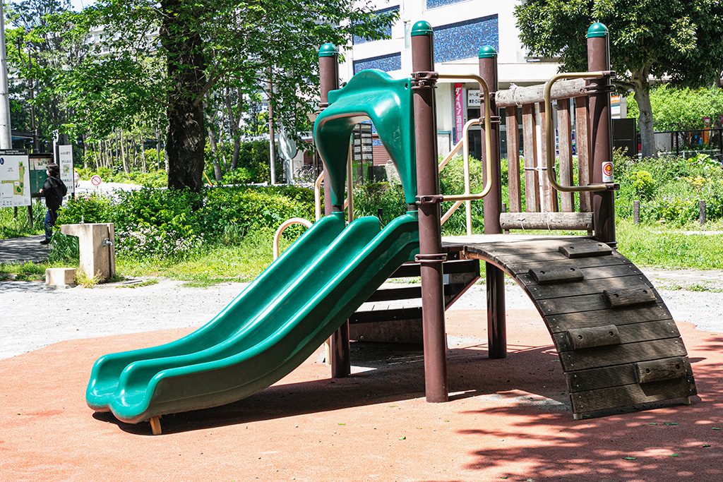 「幼児コーナー」にある滑り台/戸山公園(東京都/新宿区)