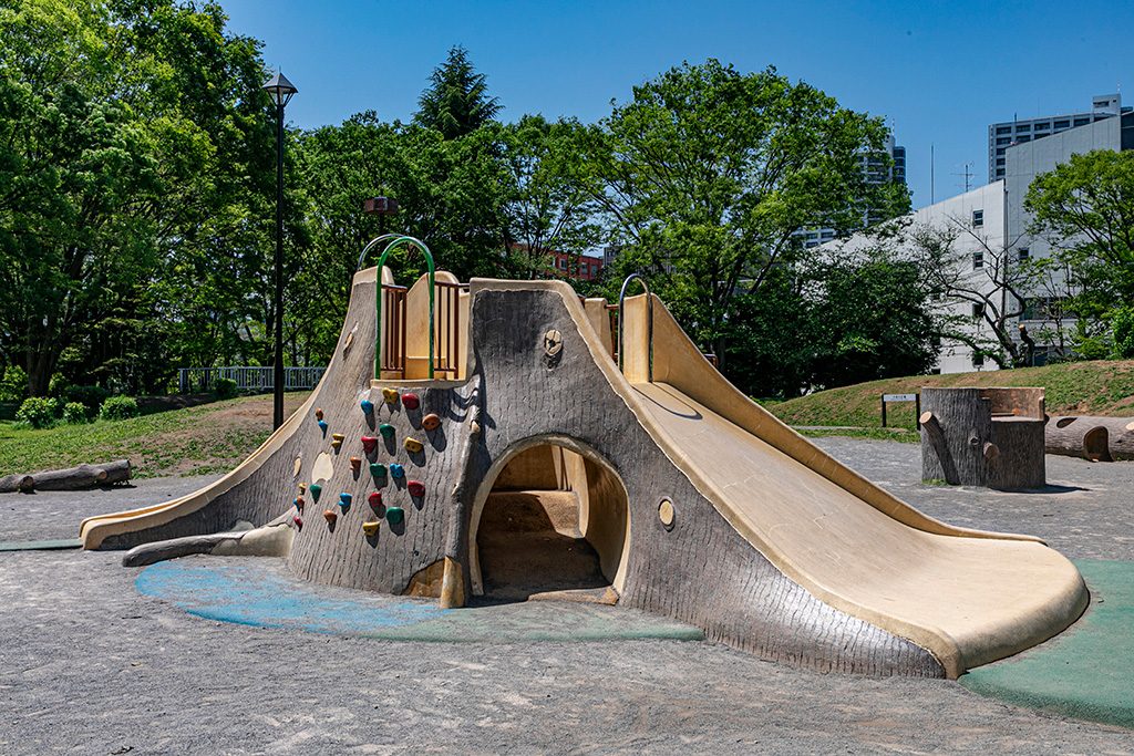 「子供の広場」にある滑り台/戸山公園(東京都/新宿区)