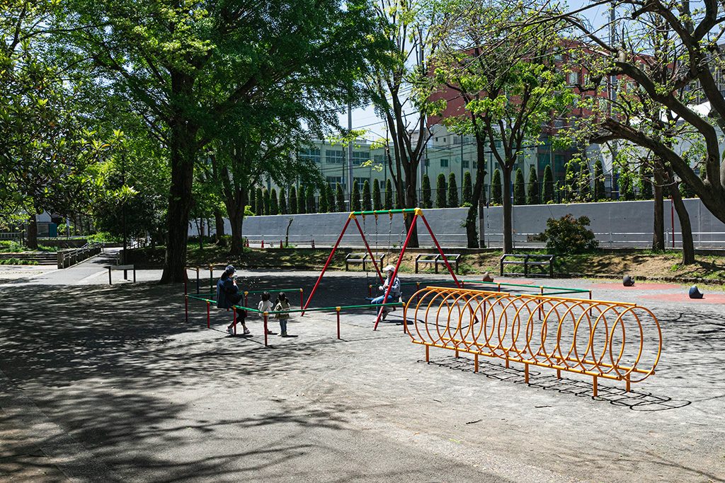 「子供の広場」の遊具/戸山公園(東京都/新宿区)