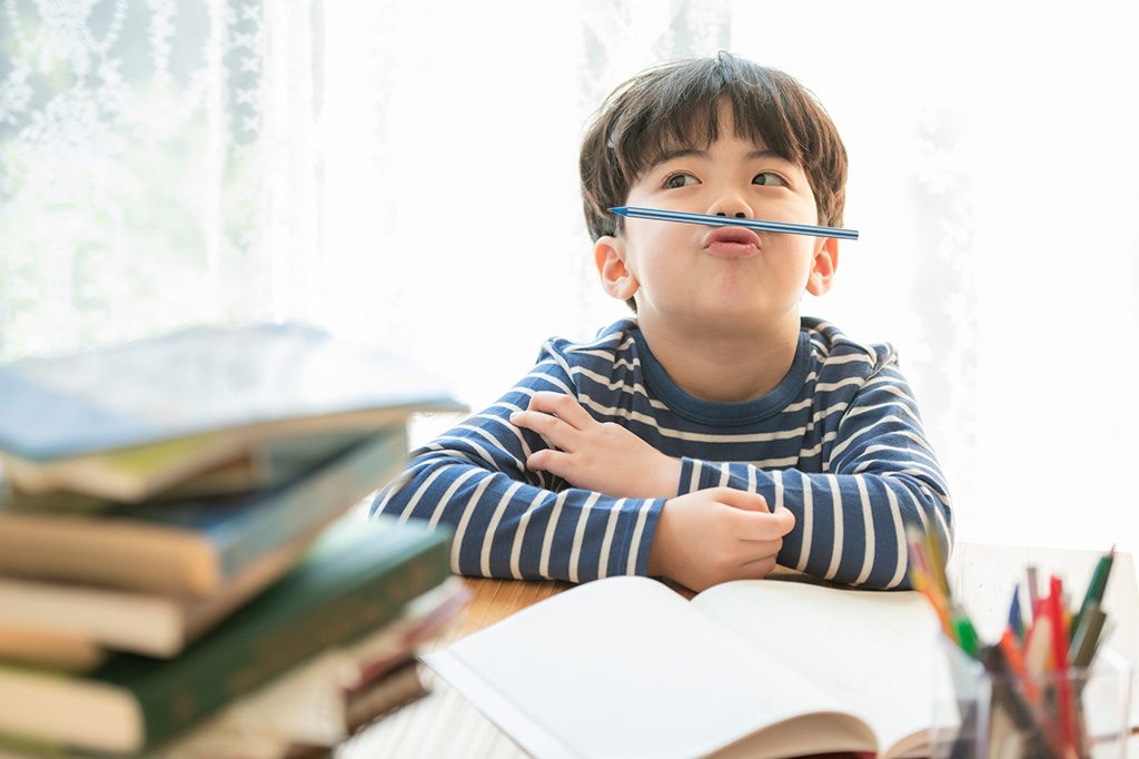 勉強をする子ども(イメージ)