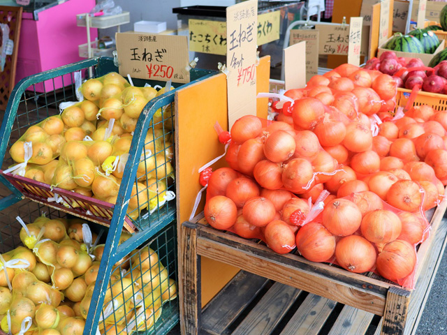 店頭にずらりと並ぶ玉ねぎ(やま髙)/道の駅東浦ターミナルパーク(淡路島)