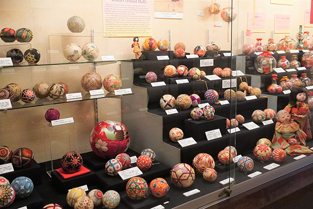 手まりは約50点を展示/日本玩具博物館(兵庫県/姫路市)