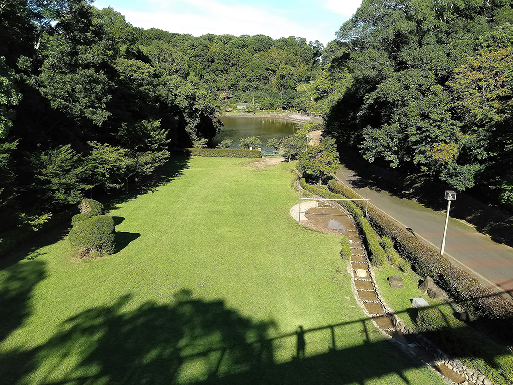 広場の右側に見える「龍の泉」/坂田ケ池総合公園(千葉県/成田市)