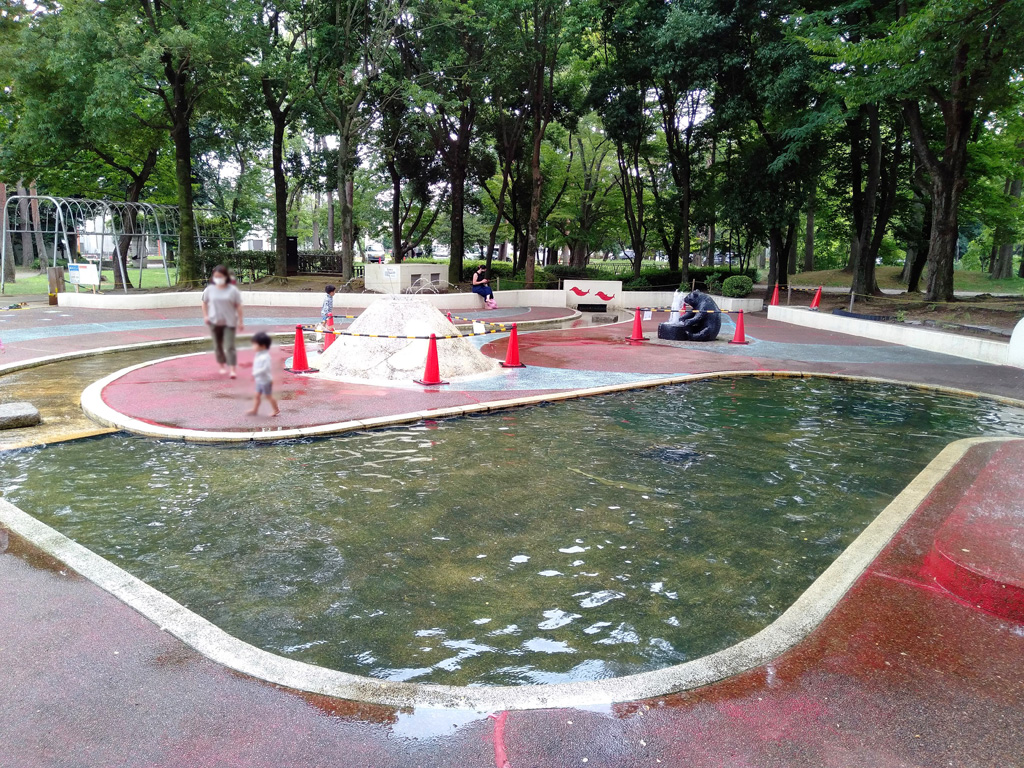 クマのオブジェから噴水が流れている“くまさん池”/松代公園(茨城県/つくば市)