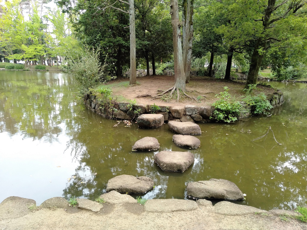 大きな池にある小さな島へ渡れる飛び石/松代公園(茨城県/つくば市)