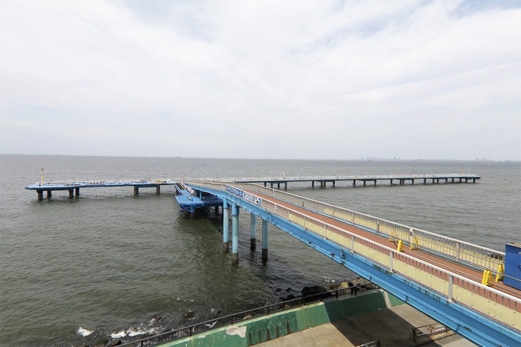 オリジナルメーカー海づり公園は、岸と平行に300mの釣り桟橋が。