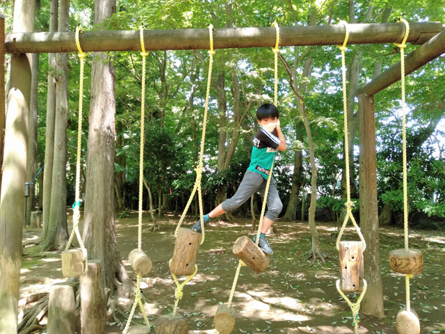 ロープに下がる不安定な丸太を渡る「丸山遺跡石器移り」/ありのみコース(千葉県/市川市)
