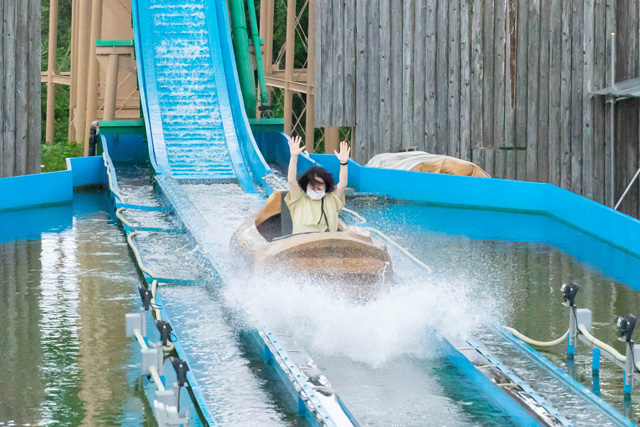 ラストは急流からのダイナミックな水しぶき/生駒山上遊園地(奈良県/生駒市)