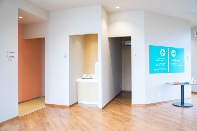 キッズ用トイレなどがある総合受付がある棟内/生駒山上遊園地(奈良県/生駒市)
