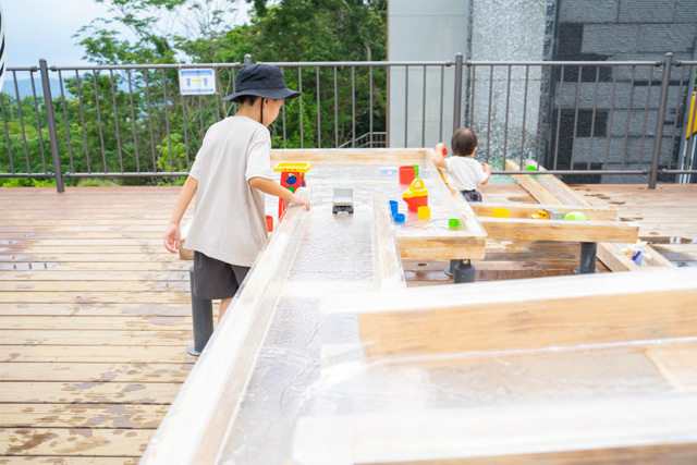 絶えず水が流れる木製の管/生駒山上遊園地(奈良県/生駒市)