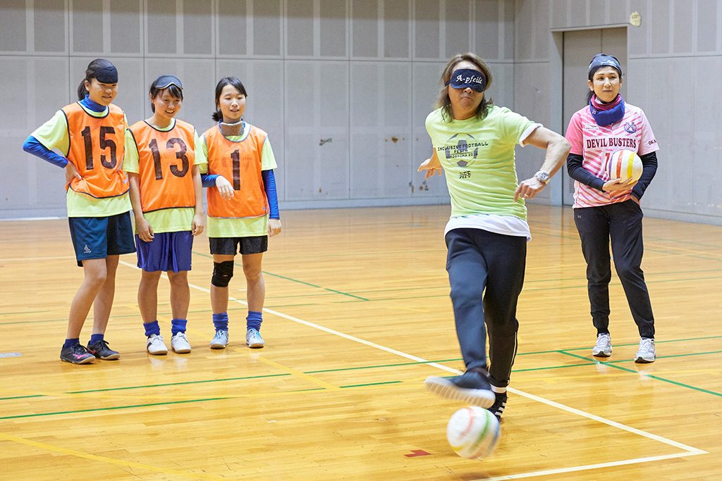 ブラインドサッカーを楽しむ北澤さん