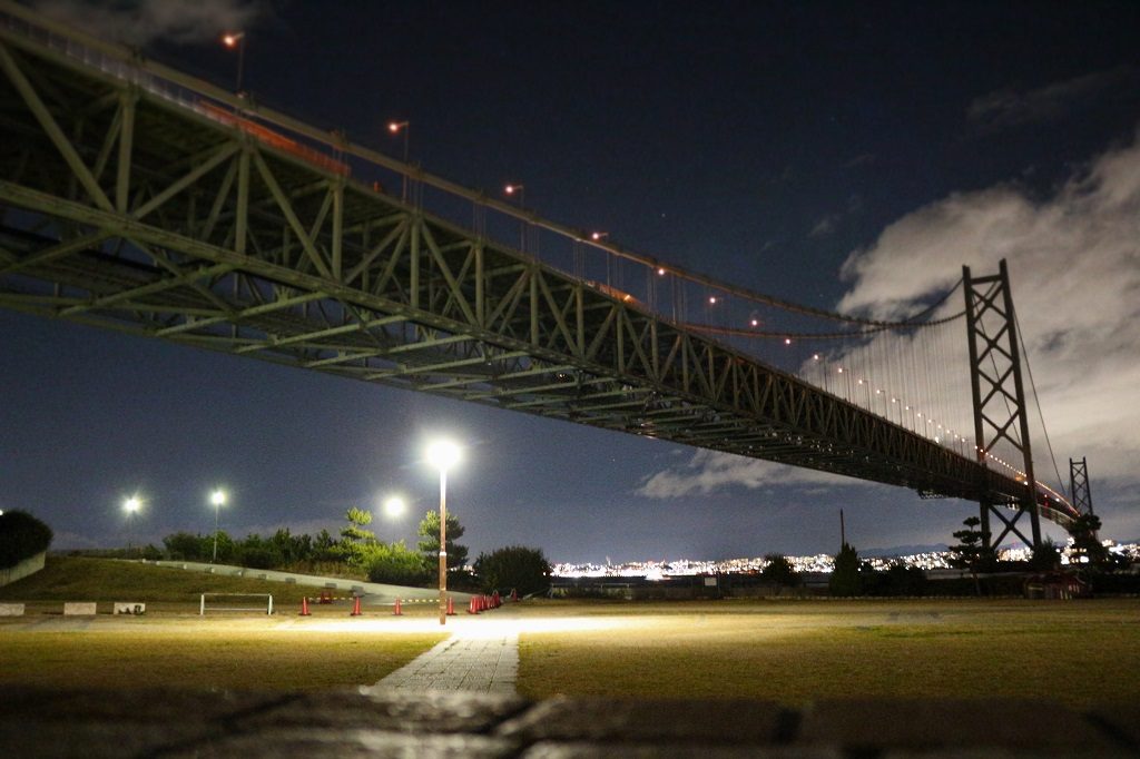 イルミネーションに彩られる明石海峡大橋/道の駅あわじ(兵庫県/淡路市)