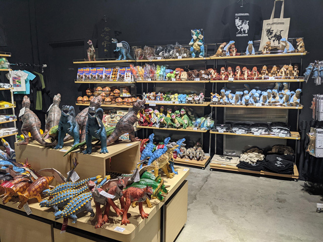さまざまな恐竜グッズが揃うショップ/東京ドームシティ「恐竜展2021」(東京都/文京区)