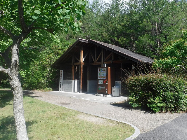 ログハウス風の広いトイレ棟/草津市ロクハ公園(滋賀県/草津市)
