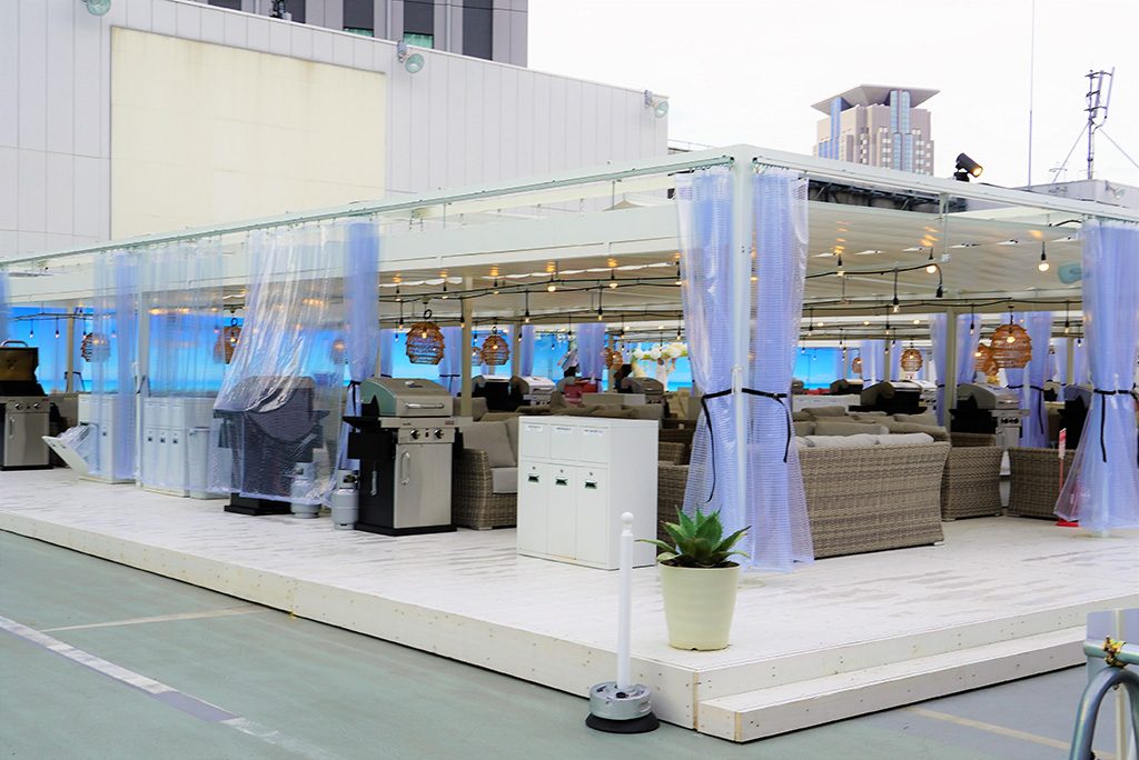 1段高くなったソファ席のあるウッドデッキ/THE BBQ BEACH in LINKS UMEDA(大阪府/大阪市)