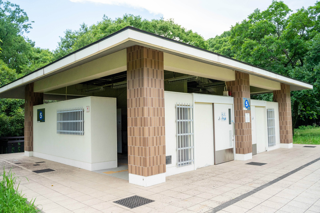 園内にはところどころに大きなトイレも設置/山田池公園(大阪府/枚方市)