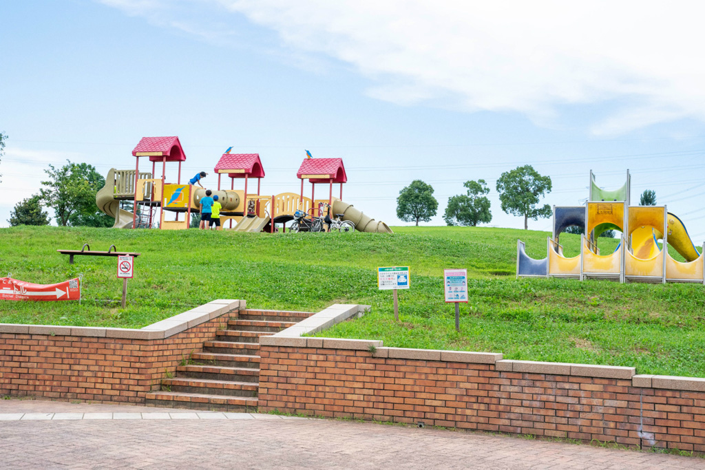 丘の麓の部分にある遊具/山田池公園(大阪府/枚方市)