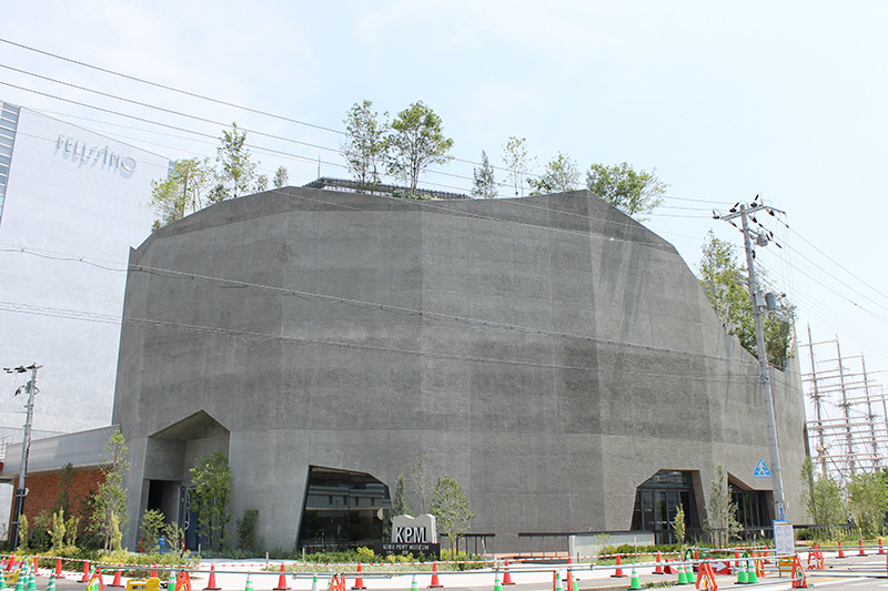 現代アート美術館のような外観の神戸ポートミュージアム/átoa(アトア)(兵庫県/神戸市)