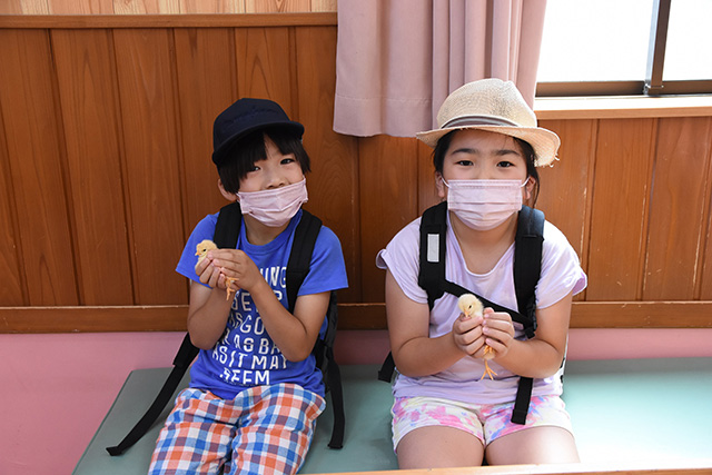 「森のふれあいハウス」でヒヨコとふれあう様子/東武動物公園(埼玉県/宮代町)