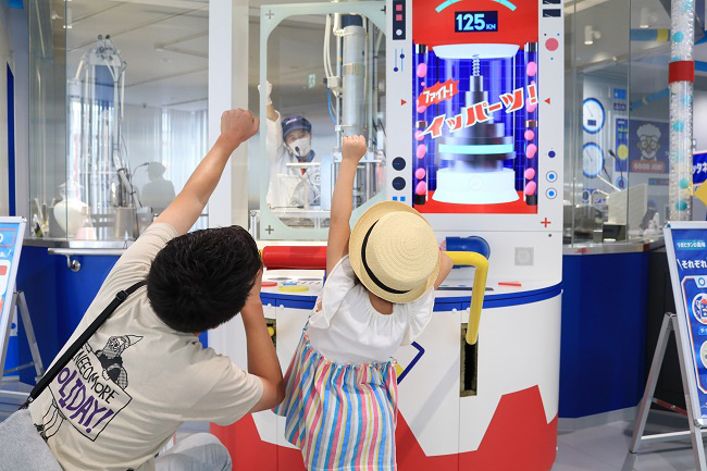 打錠機で好きな味の「ラ・ムーネD」を作る様子/よみうりランド(東京都/稲城市)