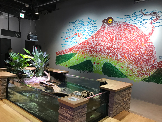 壁一面を彩る、巨大な迷路アートのタコ/AQUARIUM ✕ ART átoa(兵庫県/神戸市)